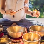 L’arte del bagno sonoro con campane tibetane