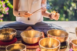 L’arte del bagno sonoro con campane tibetane