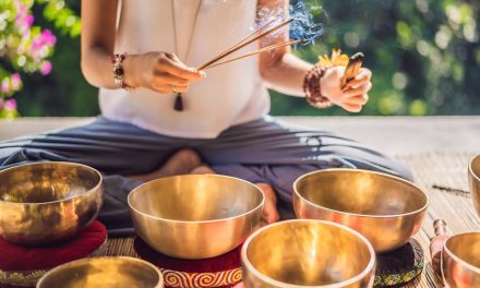 L’arte del bagno sonoro con campane tibetane