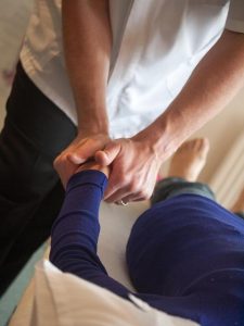 La chiropratica: storia, tecniche e benefici reali